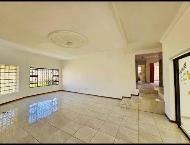 4 BEDROOM FREEHOLD TO LET IN MODEL PARK